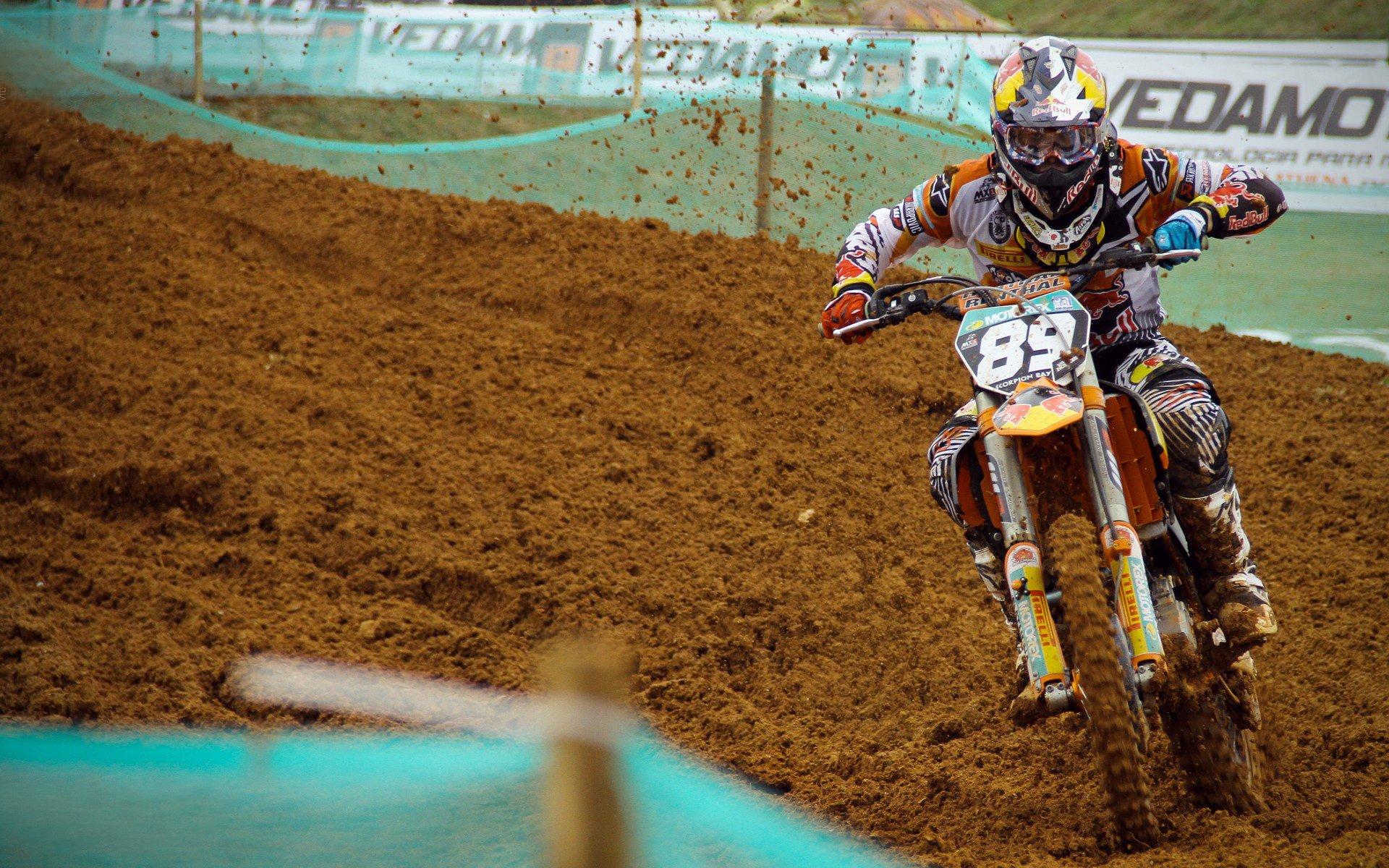 旺达新恋情曝光？墨西哥球员古兹曼送花示好，感情生活再引关注