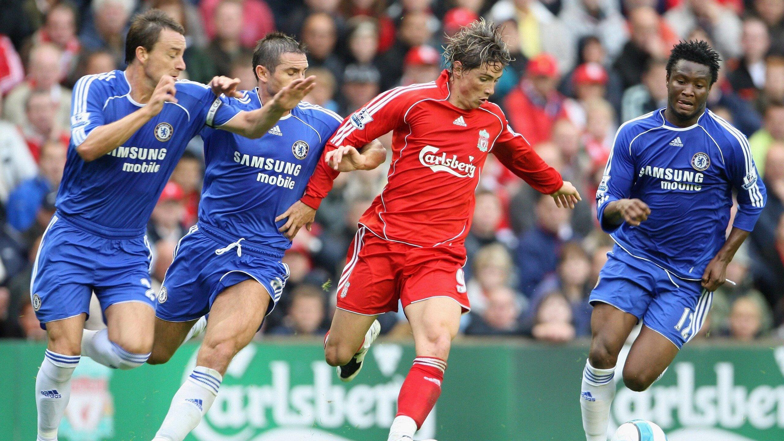 信守诺言科纳特如约将中国球迷赠送的徽章别在了背包上